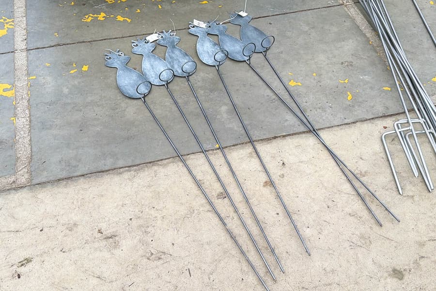 6 eiserne Gartenstecker